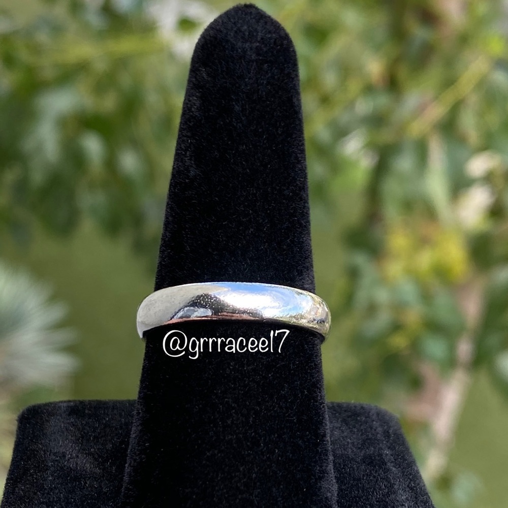 AUTH Tiffany & Co platinum wedding band